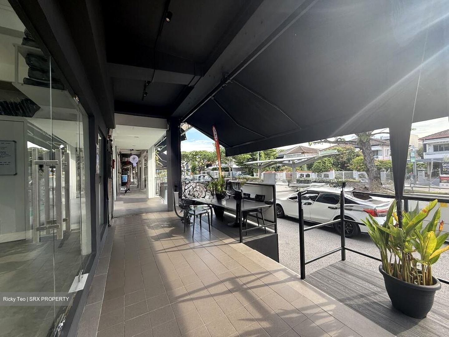Frankel Estate (D15), Retail #587554041